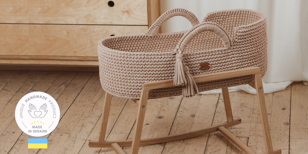 Moses basket with wood stand